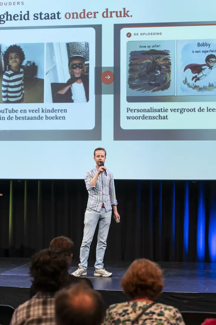 Bas Hellendoorn pitcht Kids Chapters op het podium van Renew the Book 2026
