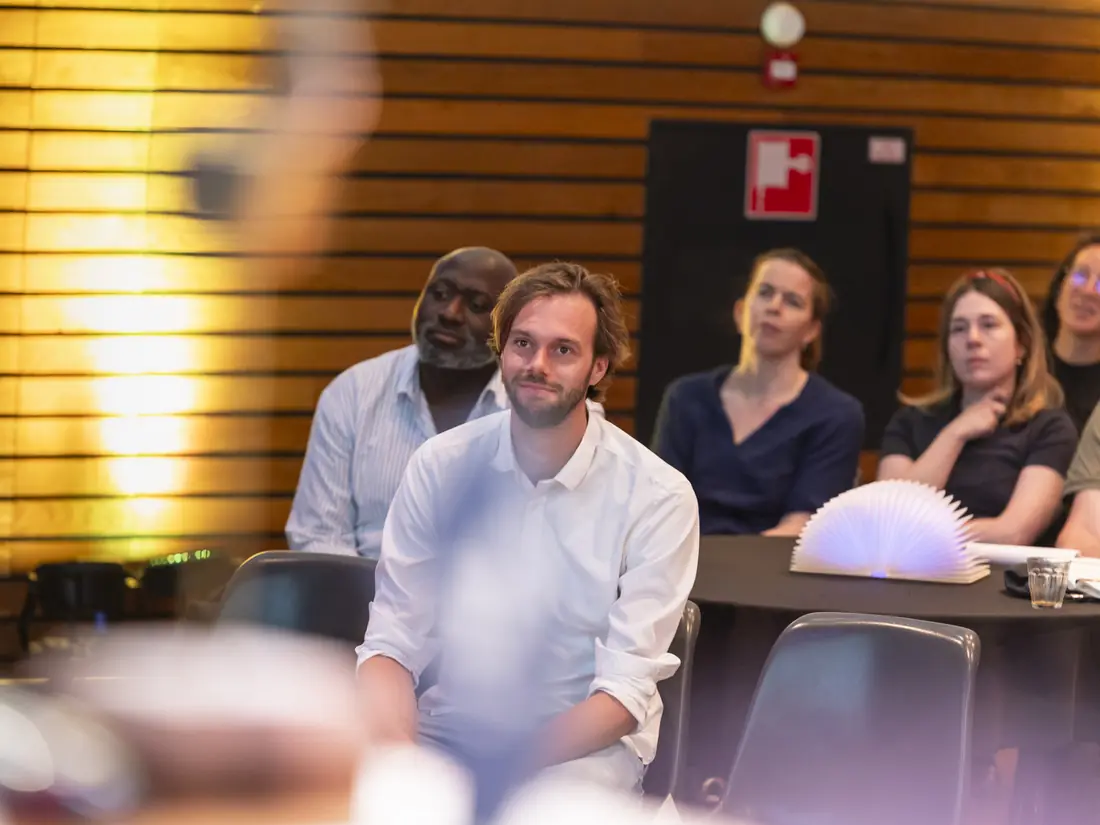 Publiek kijkt mee tijdens de finale van Renew the Book 2026